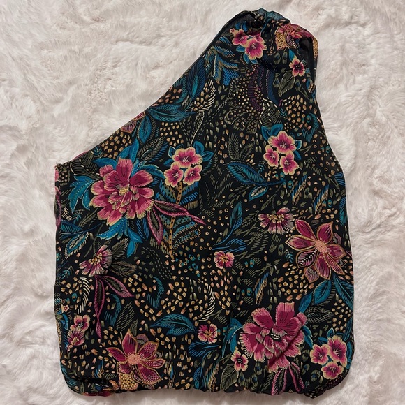 EVEREVE Azalea One Shoulder Top - Picture 2 of 5